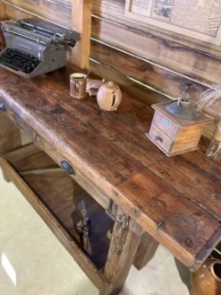 Ancien établi/console rénové – pièce unique pleine de caractère