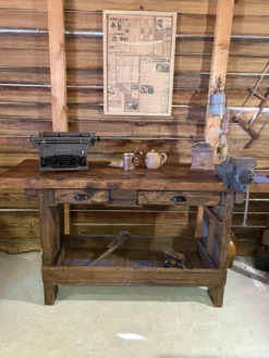 Ancien établi/console rénové – pièce unique pleine de caractère