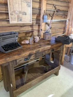 Ancien établi/console rénové – pièce unique pleine de caractère