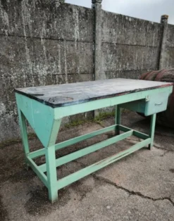 Ancien établi industriel en métal et bois