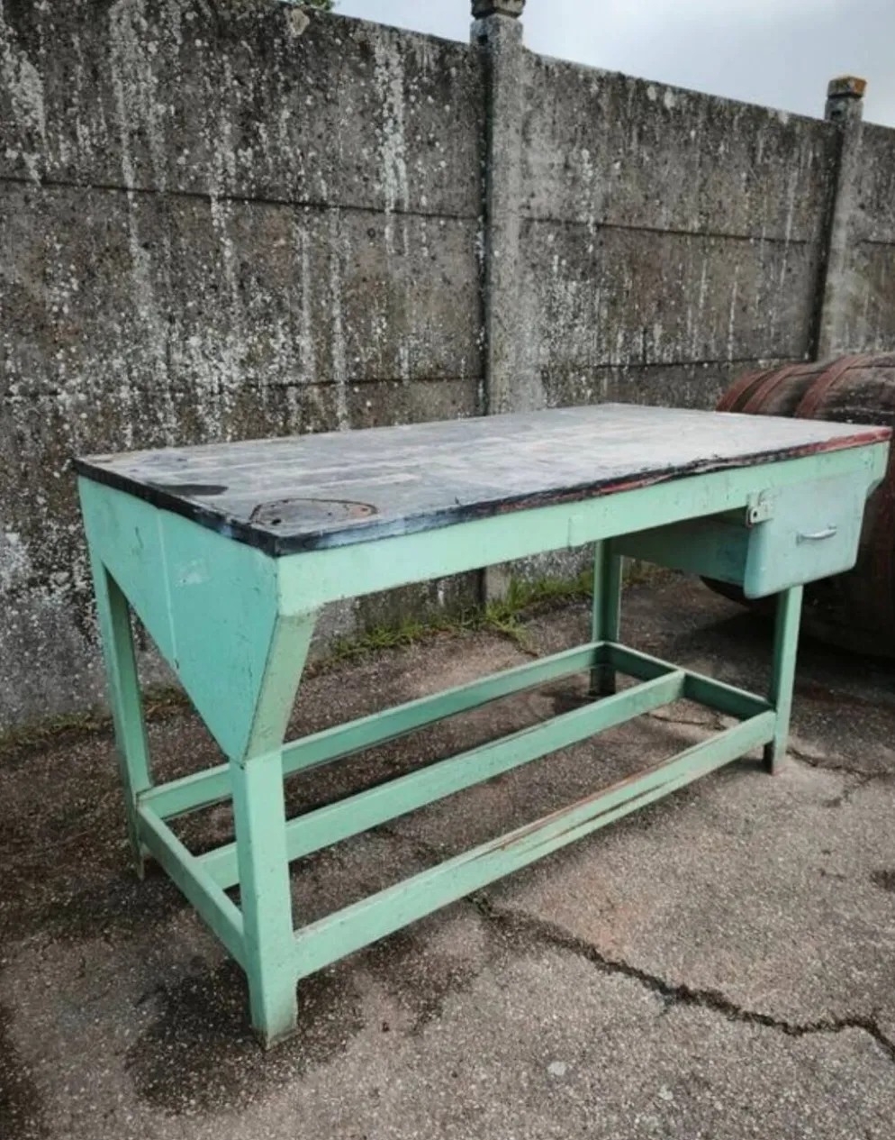 Ancien établi industriel en métal et bois