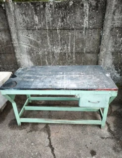 Ancien établi industriel en métal et bois