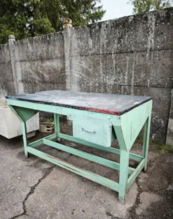 Ancien établi industriel en métal et bois