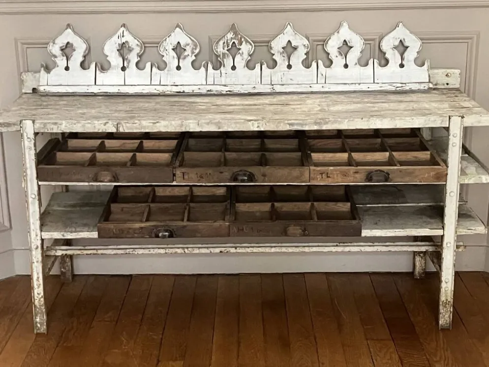 Ancien établi, meuble de métier en bois et métal