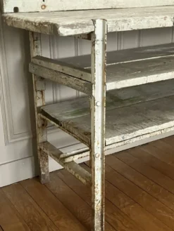 Ancien établi, meuble de métier en bois et métal