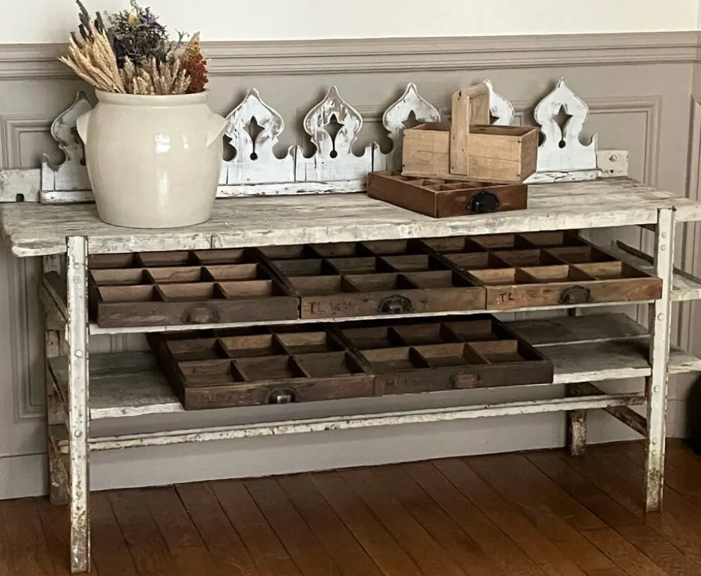 Ancien établi, meuble de métier en bois et métal