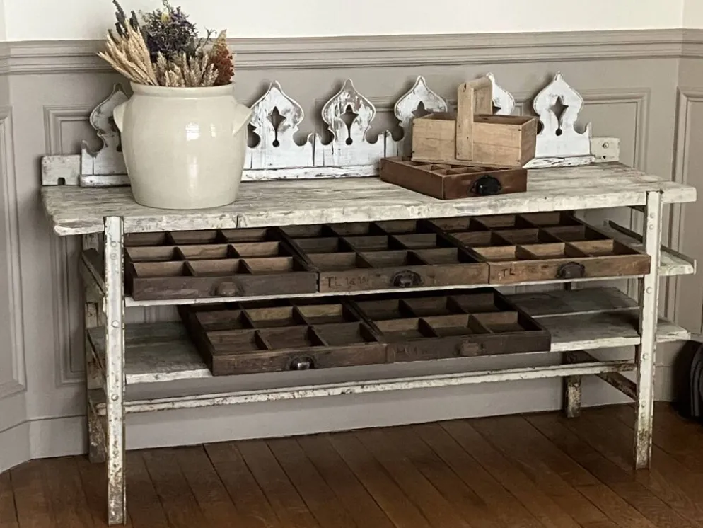 Ancien établi, meuble de métier en bois et métal
