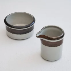 Anja Jaatinen-Winqvist 'Karelia' Milch- und Zuckerset pour Arabia Finland, années 1970