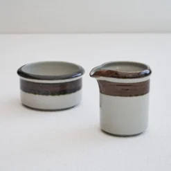 Anja Jaatinen-Winqvist 'Karelia' Milch- und Zuckerset pour Arabia Finland, années 1970