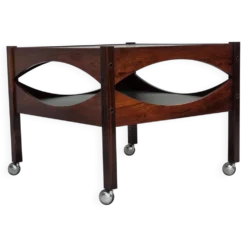 Années 1970, design danois par Kristian Vedel. Table d'appoint modèle "Modus", en bois de teck.