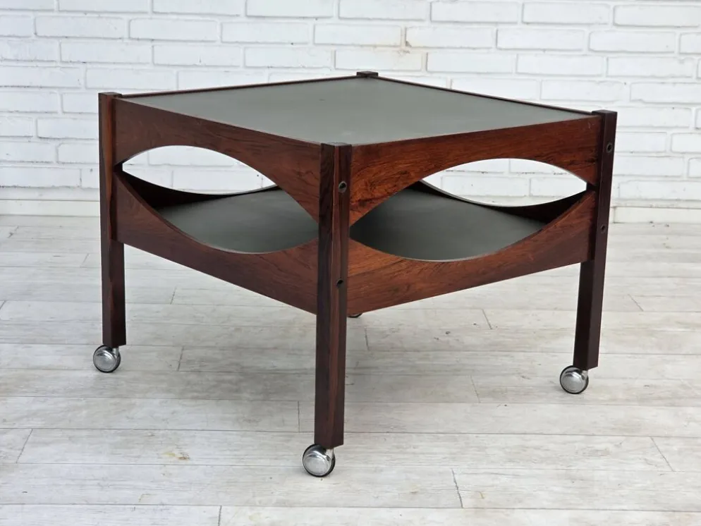 Années 1970, design danois par Kristian Vedel. Table d'appoint modèle "Modus", en bois de teck.