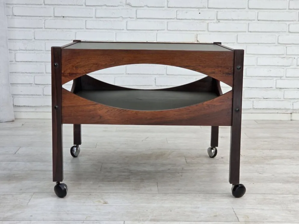 Années 1970, design danois par Kristian Vedel. Table d'appoint modèle "Modus", en bois de teck.
