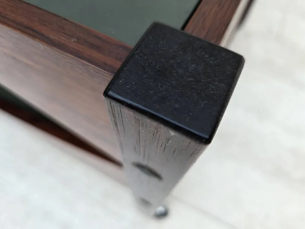 Années 1970, design danois par Kristian Vedel. Table d'appoint modèle "Modus", en bois de teck.