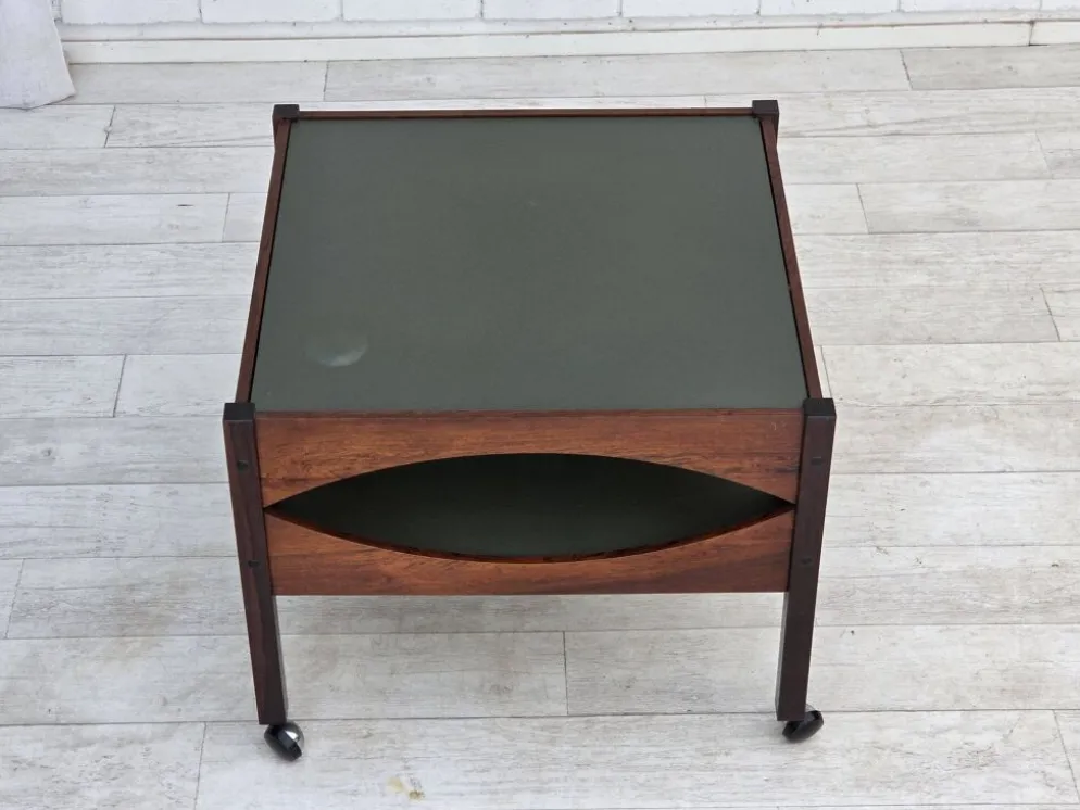 Années 1970, design danois par Kristian Vedel. Table d'appoint modèle "Modus", en bois de teck.