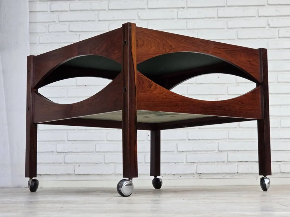 Années 1970, design danois par Kristian Vedel. Table d'appoint modèle "Modus", en bois de teck.