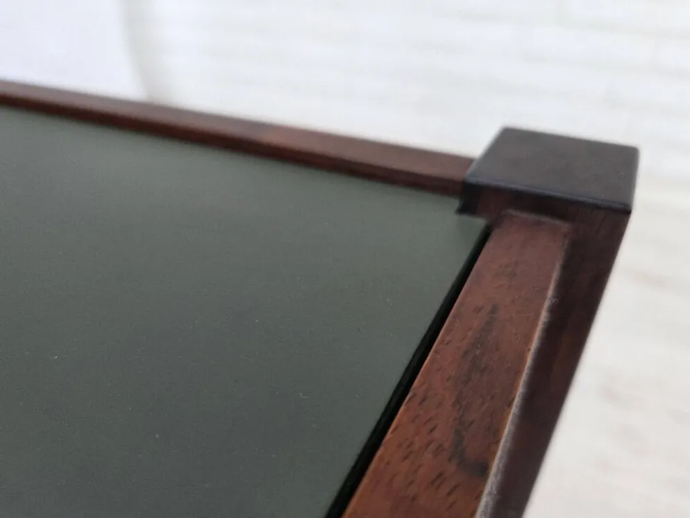 Années 1970, design danois par Kristian Vedel. Table d'appoint modèle "Modus", en bois de teck.
