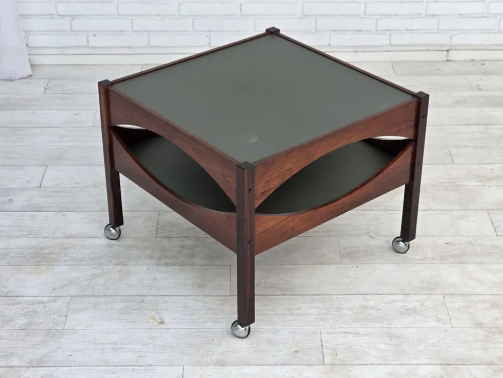 Années 1970, design danois par Kristian Vedel. Table d'appoint modèle "Modus", en bois de teck.