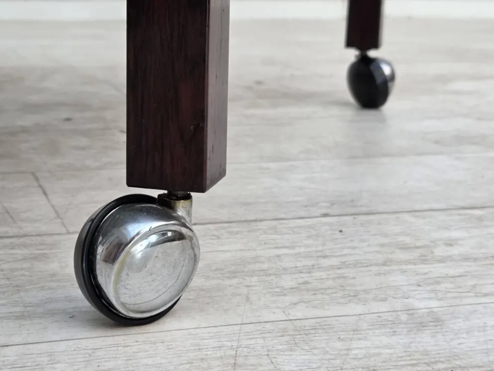 Années 1970, design danois par Kristian Vedel. Table d'appoint modèle "Modus", en bois de teck.
