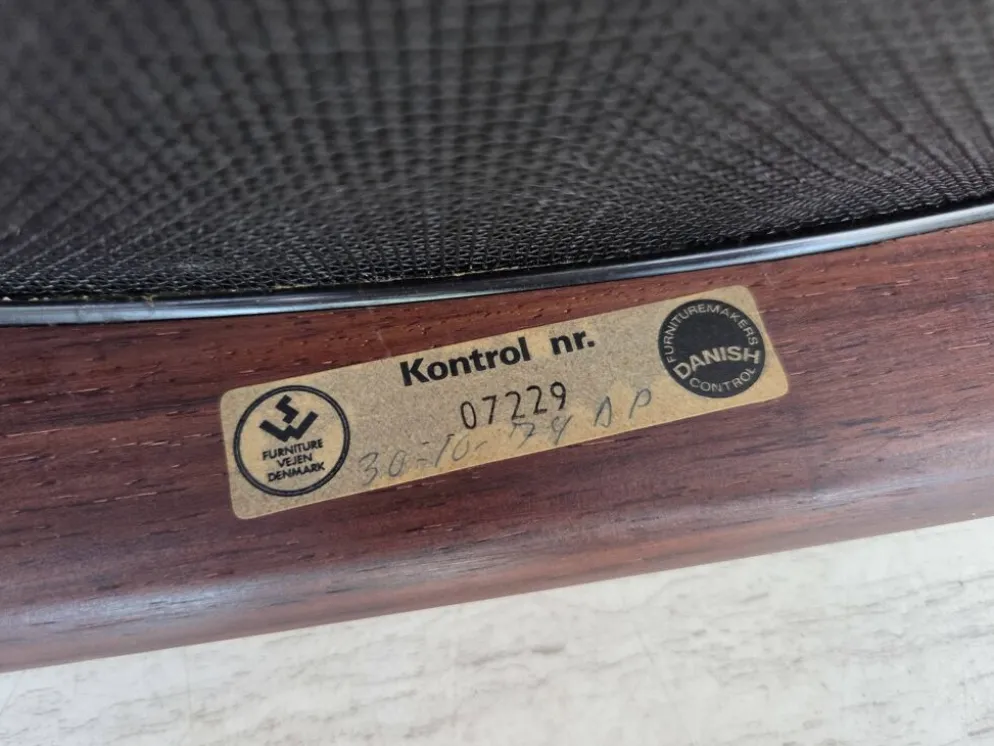 Années 1970, design danois par Kristian Vedel. Table d'appoint modèle "Modus", en bois de teck.