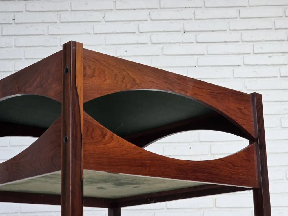 Années 1970, design danois par Kristian Vedel. Table d'appoint modèle "Modus", en bois de teck.