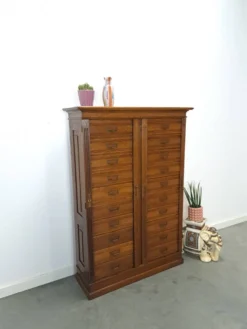 Antieke oude houten archchief ladekast