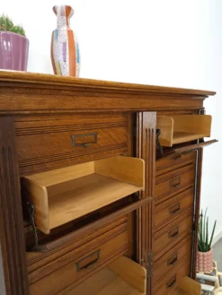 Antieke oude houten archchief ladekast