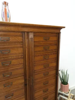 Antieke oude houten archchief ladekast