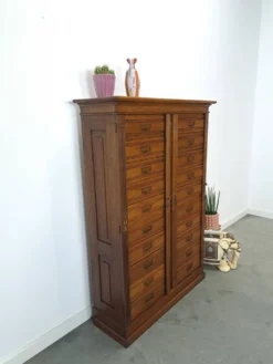 Antieke oude houten archchief ladekast