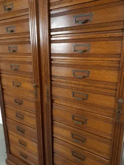 Antieke oude houten archchief ladekast