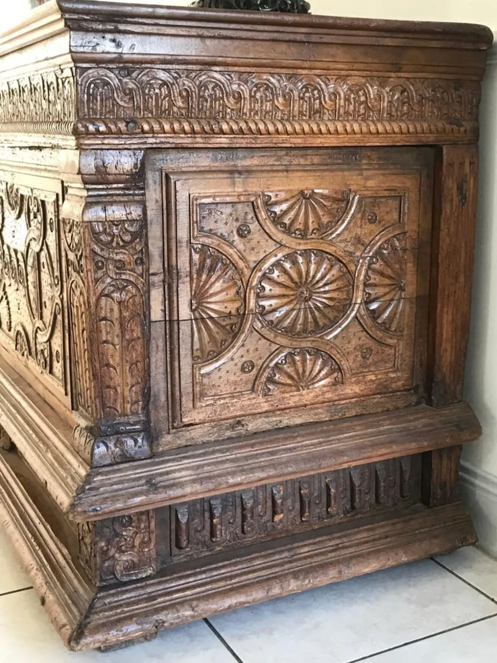 Antique coffre en bois sculpté avec motif végétal période renaissance