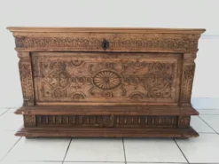 Antique coffre en bois sculpté avec motif végétal période renaissance