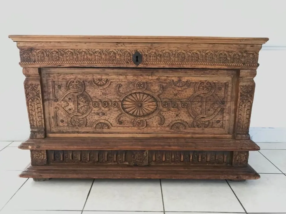 Antique coffre en bois sculpté avec motif végétal période renaissance