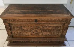 Antique coffre en bois sculpté avec motif végétal période renaissance