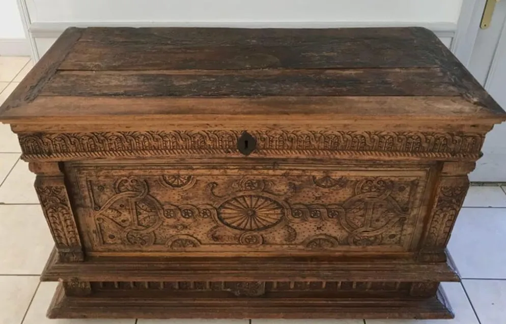 Antique coffre en bois sculpté avec motif végétal période renaissance