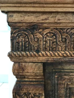 Antique coffre en bois sculpté avec motif végétal période renaissance