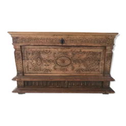 Antique coffre en bois sculpté avec motif végétal période renaissance