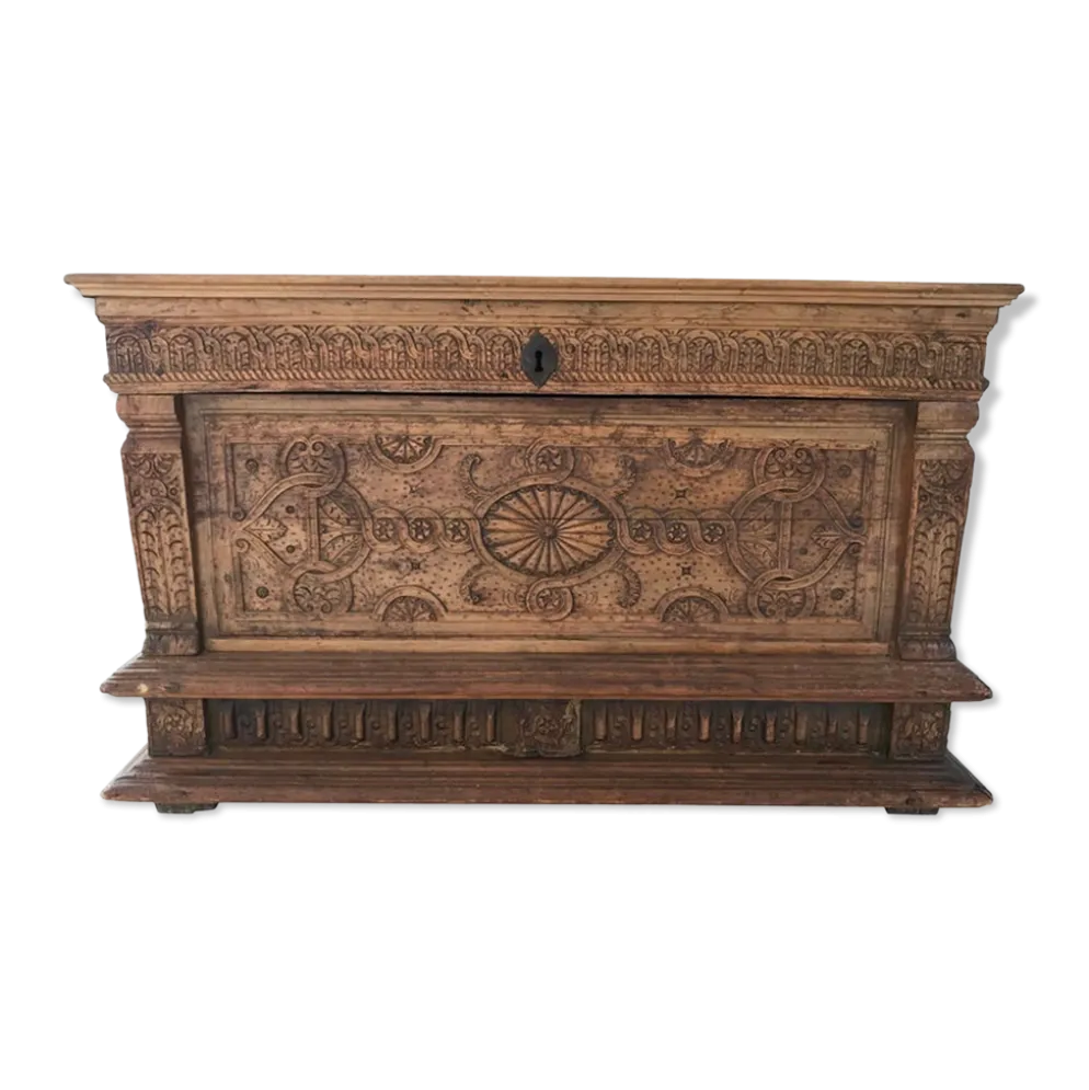 Antique coffre en bois sculpté avec motif végétal période renaissance