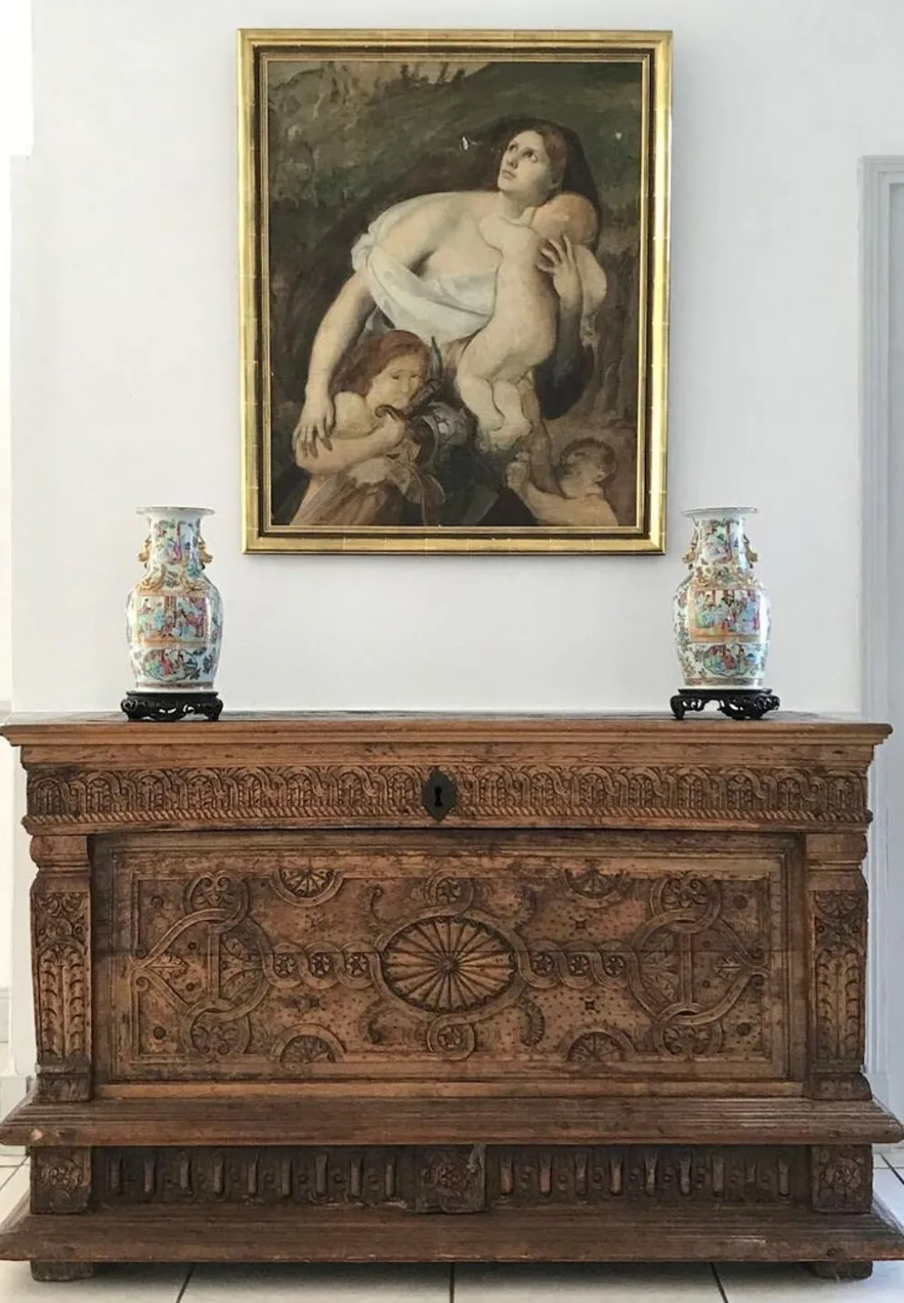 Antique coffre en bois sculpté avec motif végétal période renaissance