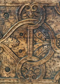 Antique coffre en bois sculpté avec motif végétal période renaissance