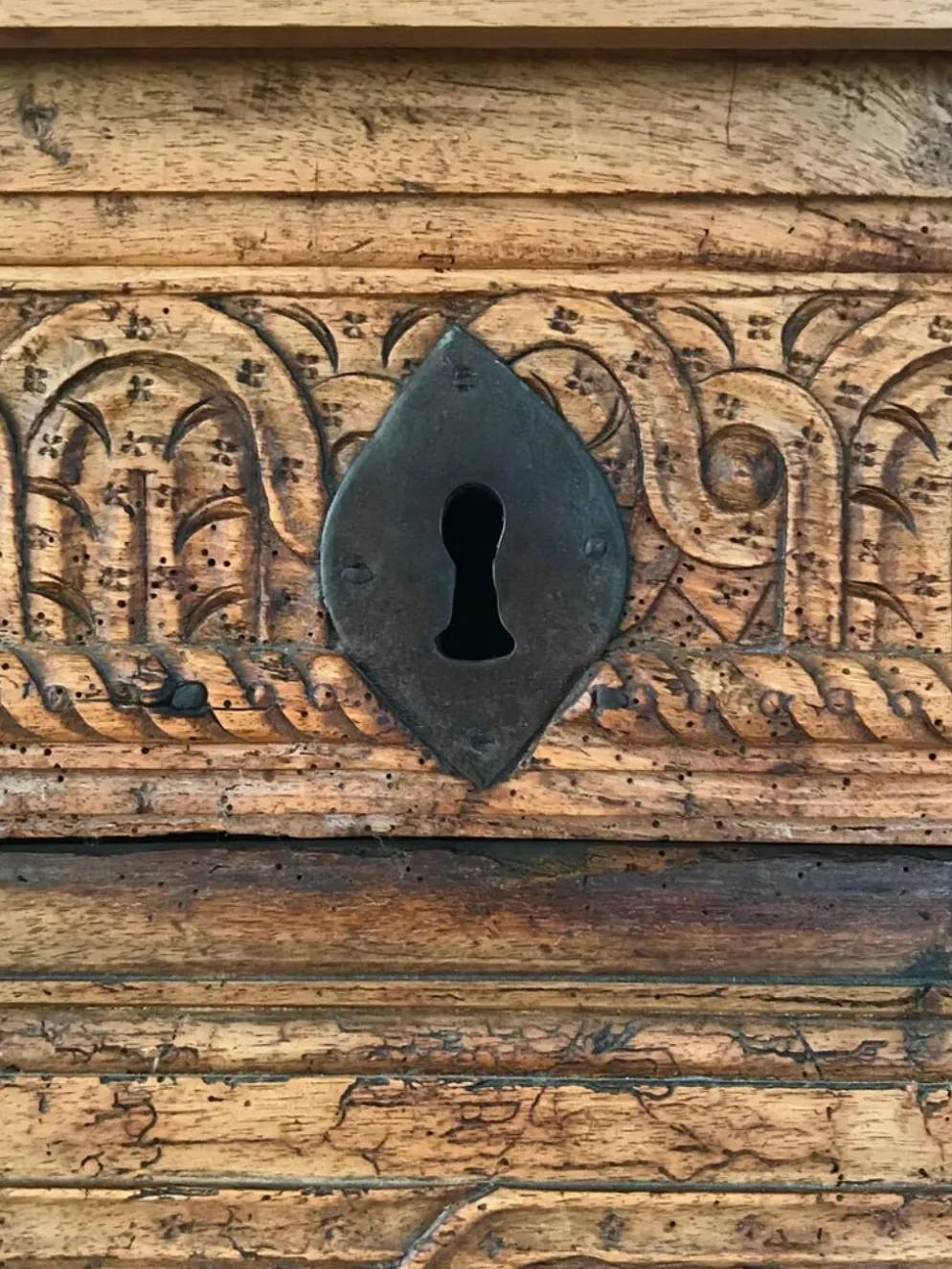 Antique coffre en bois sculpté avec motif végétal période renaissance