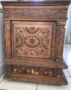 Antique coffre en bois sculpté avec motif végétal période renaissance
