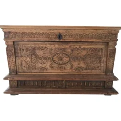 Antique coffre en bois sculpté avec motif végétal période renaissance