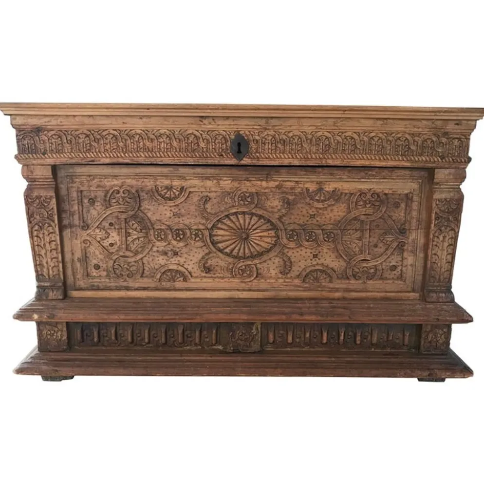 Antique coffre en bois sculpté avec motif végétal période renaissance