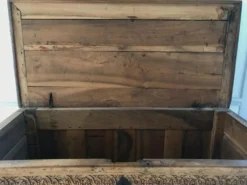 Antique coffre en bois sculpté avec motif végétal période renaissance