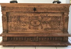 Antique coffre en bois sculpté avec motif végétal période renaissance