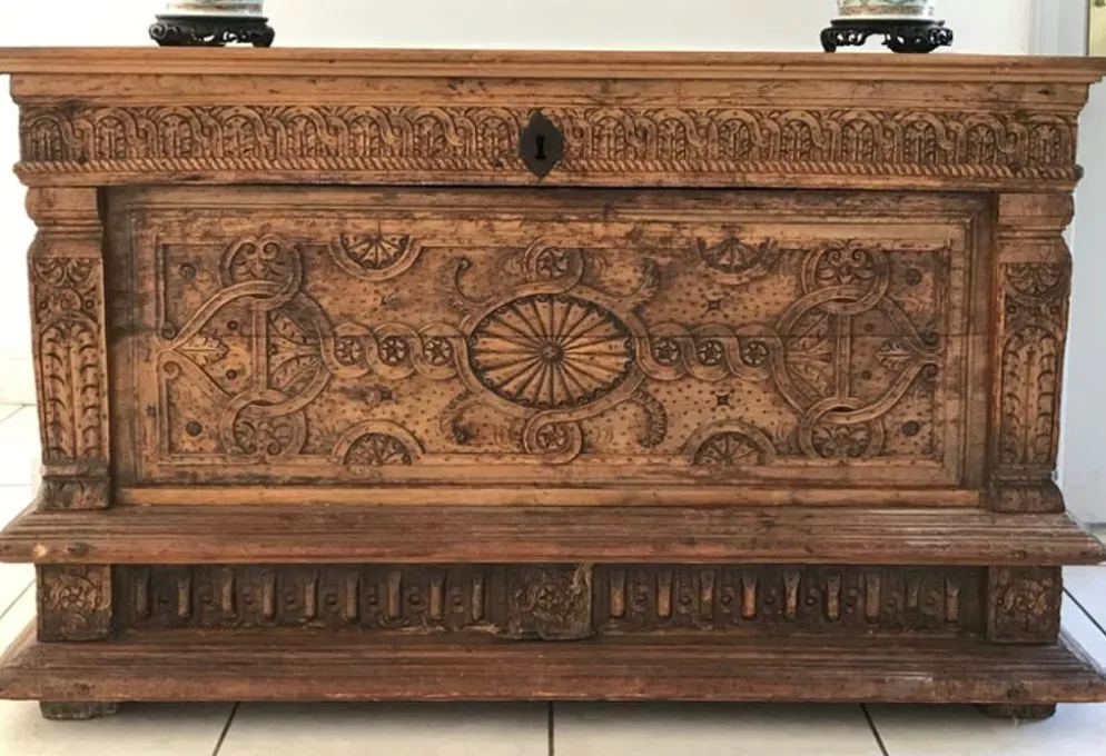 Antique coffre en bois sculpté avec motif végétal période renaissance