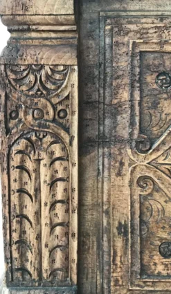 Antique coffre en bois sculpté avec motif végétal période renaissance