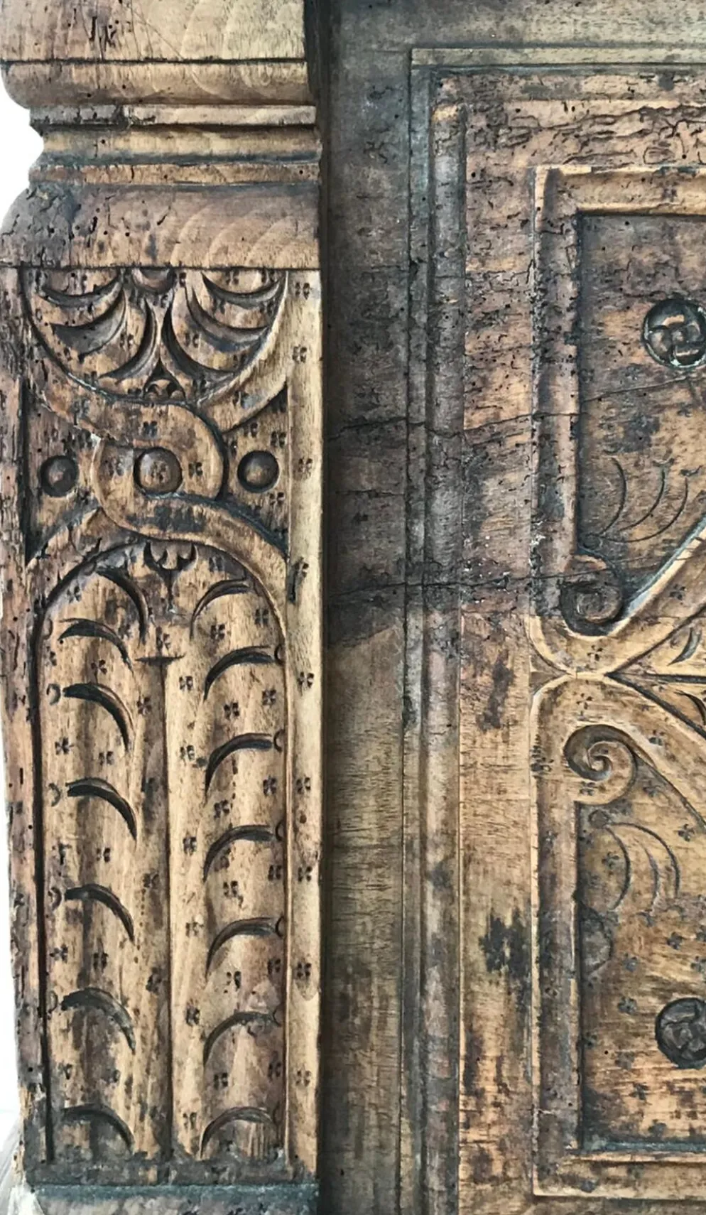 Antique coffre en bois sculpté avec motif végétal période renaissance