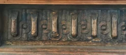 Antique coffre en bois sculpté avec motif végétal période renaissance