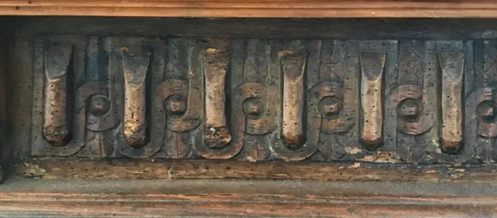 Antique coffre en bois sculpté avec motif végétal période renaissance